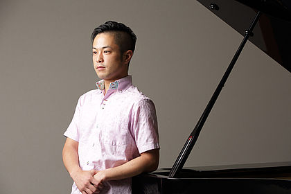 Steinberg Media Technologies GmbH自宅で幼少期に学んだピアノが音楽作りの原点先進の機能をいち早く使うなら Cubase がベスト!どこか懐かしく新たなノスタルジーを感じる楽曲に挑戦